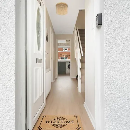 Elegant 3 Bedroom Home | Sleeps 6 | Free Parking *