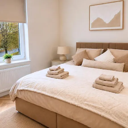 Stylish 3bdr In - Sleeps 7 - Parking בית נופש *