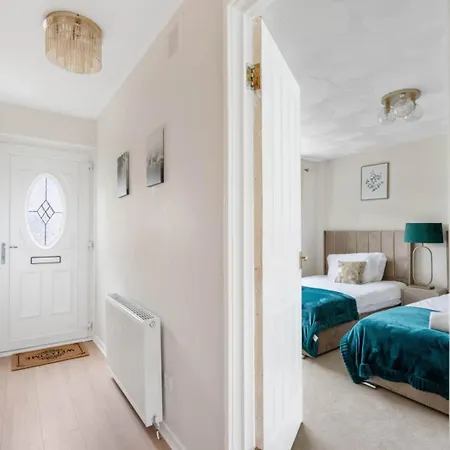 Elegant 3 Bedroom Home | Sleeps 6 | Free Parking בית נופש גלאזגו