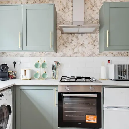 Elegant 3 Bedroom Home | Sleeps 6 | Free Parking * גלאזגו