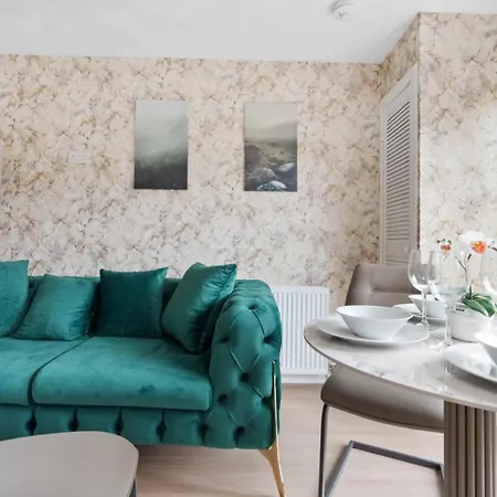 Elegant 3 Bedroom Home | Sleeps 6 | Free Parking בית נופש