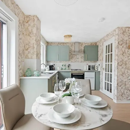 Elegant 3 Bedroom Home | Sleeps 6 | Free Parking גלאזגו