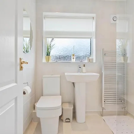 בית נופש Elegant 3 Bedroom Home | Sleeps 6 | Free Parking *