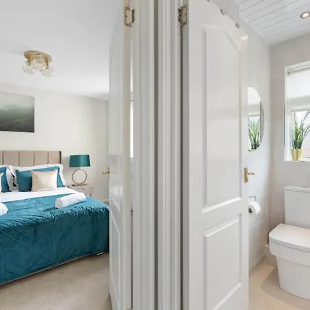 Elegant 3 Bedroom Home | Sleeps 6 | Free Parking גלאזגו