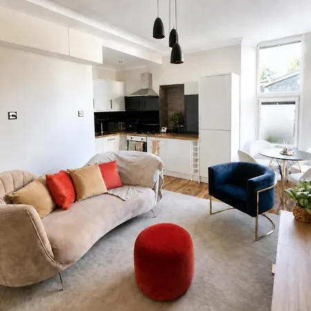 Modern 2bdr In - Sleeps 4 - Parking *