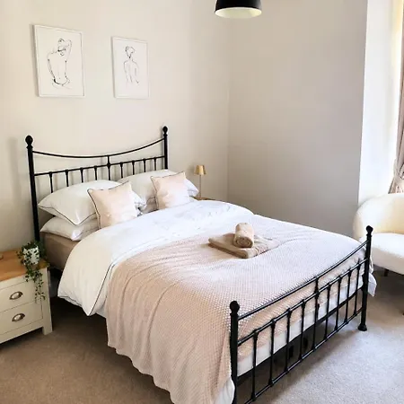 Appartamento Modern 2bdr In - Sleeps 4 - Parking