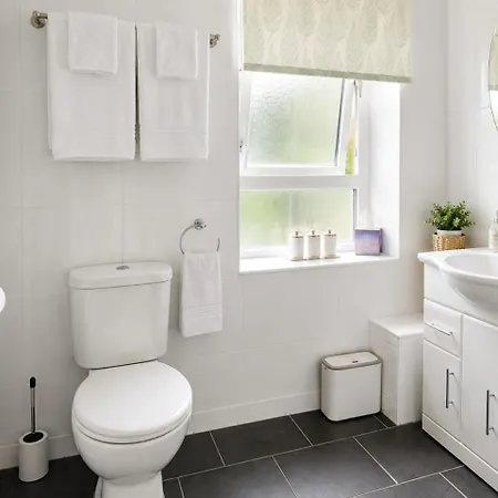 Stylish 2 Bdr In - Sleeps 4 - Free Parking Glasgow