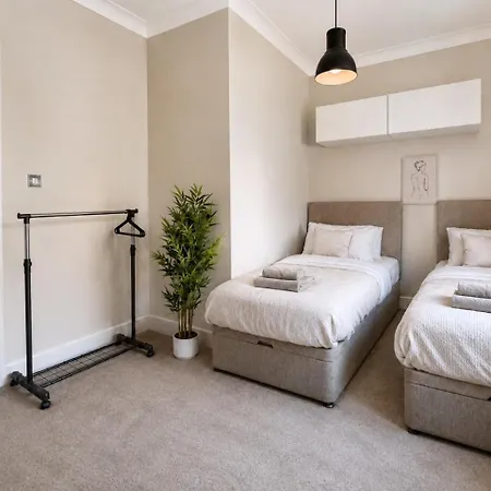 Modern 2bdr In - Sleeps 4 - Parking * Glasgow