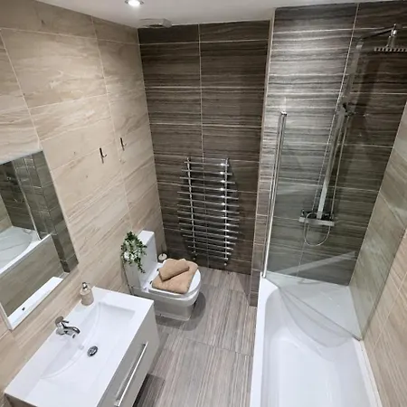 Modern 2bdr In - Sleeps 4 - Parking Glasgow