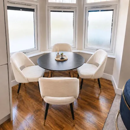 Modern 2bdr In - Sleeps 4 - Parking Glasgow