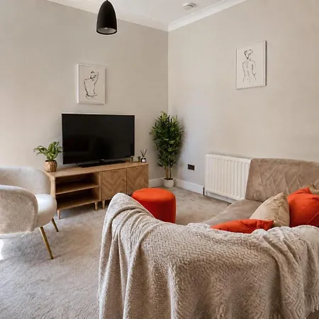 Modern 2bdr In - Sleeps 4 - Parking *