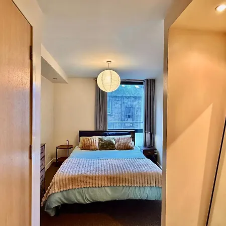 Centre Stylish 2-bedroom 2-bath Lägenhet