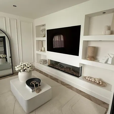 Luxury 3 Bedroom House With Free Parking