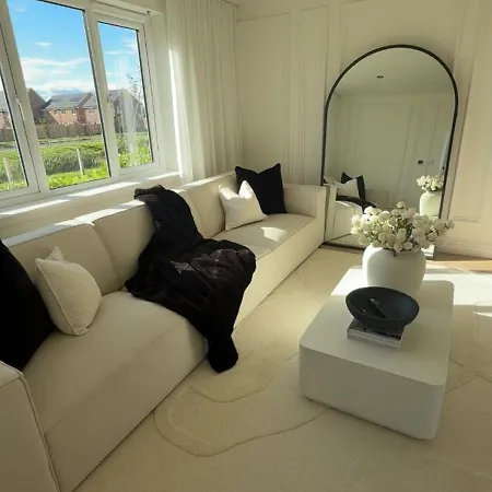 Luxury 3 Bedroom House With Free Parking Tatil Evi