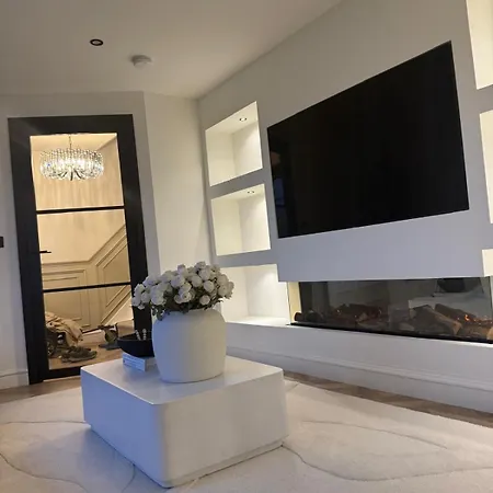 Tatil Evi Luxury 3 Bedroom House With Free Parking Glasgow