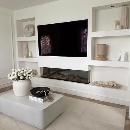 Luxury 3 Bedroom House With Free Parking *