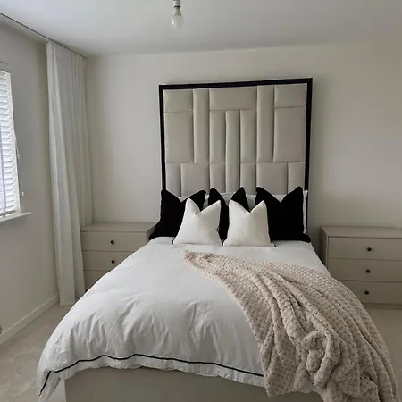 Luxury 3 Bedroom House With Free Parking