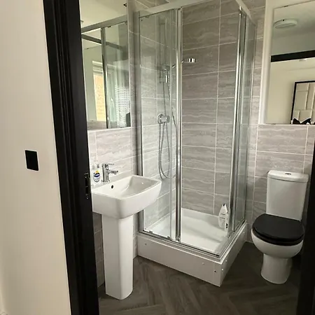 Luxury 3 Bedroom House With Free Parking