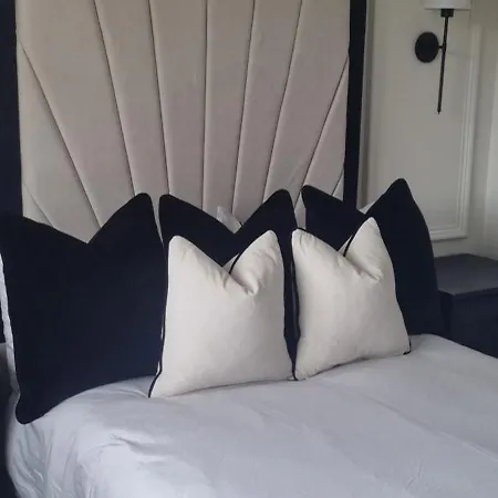 Luxury 3 Bedroom House With Free Parking *