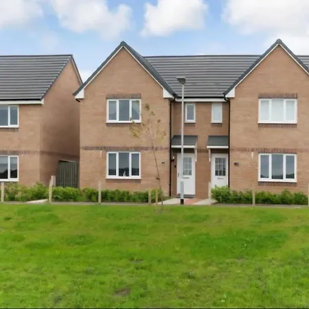 Luxury 3 Bedroom House With Free Parking *