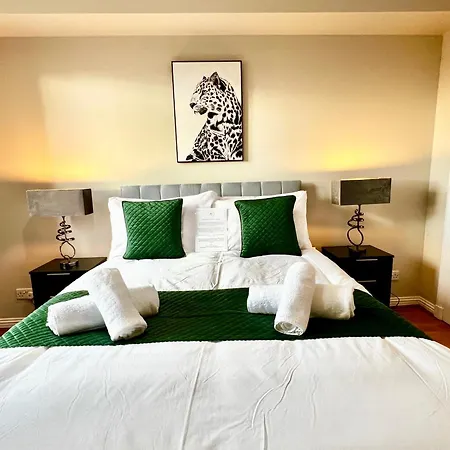 The Canal Retreat - 2-bed & Parking Daire