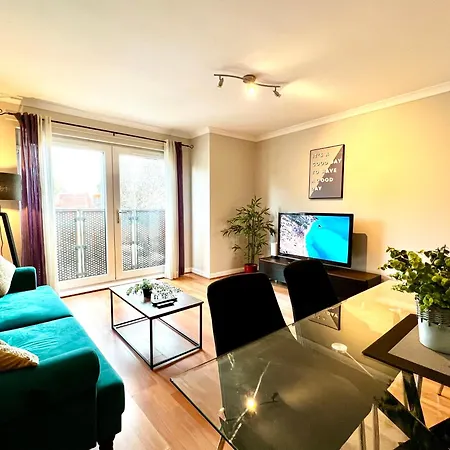 The Canal Retreat - 2-bed & Parking Apartment