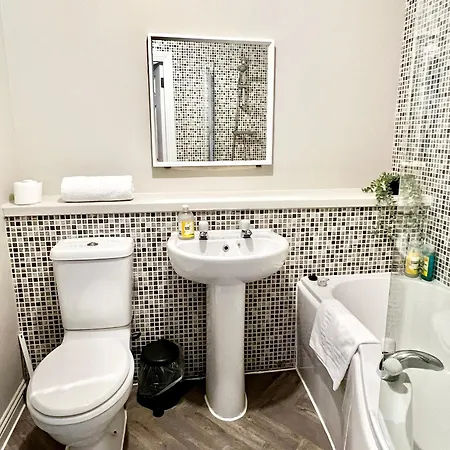 The Canal Retreat - 2-bed & Parking Daire