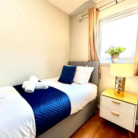 The Canal Retreat - 2-bed & Parking Daire *