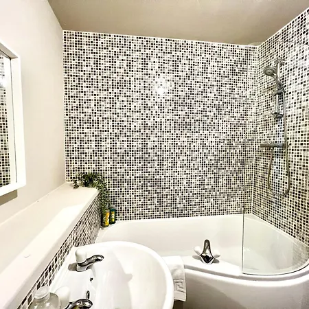 The Canal Retreat - 2-bed & Parking Daire