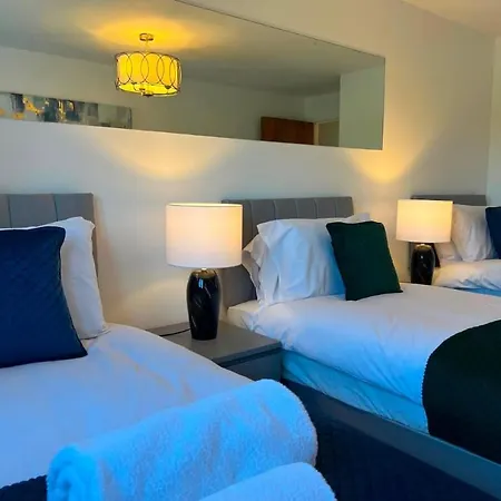 Cosy Glasgow Base With Free Parking & En-Suite Glasgow