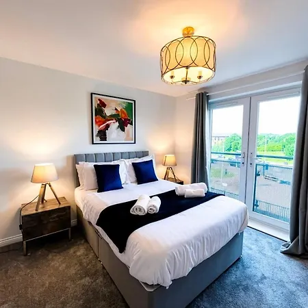 Cosy Base With Free Parking & En-suite *