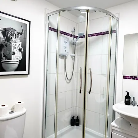 Cosy Glasgow Base With Free Parking & En-Suite *