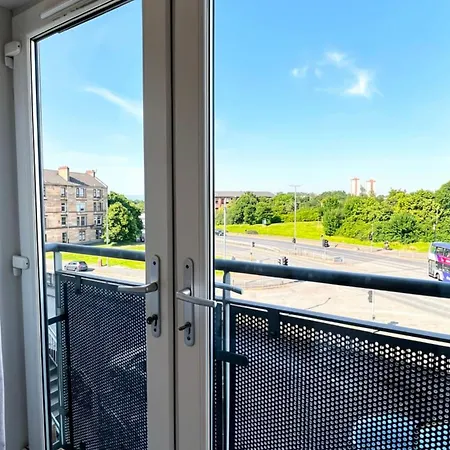Cosy Glasgow Base With Free Parking & En-Suite *