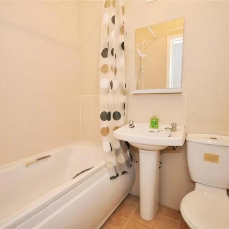 Basic Three Bedroom Flat West End Glasgow