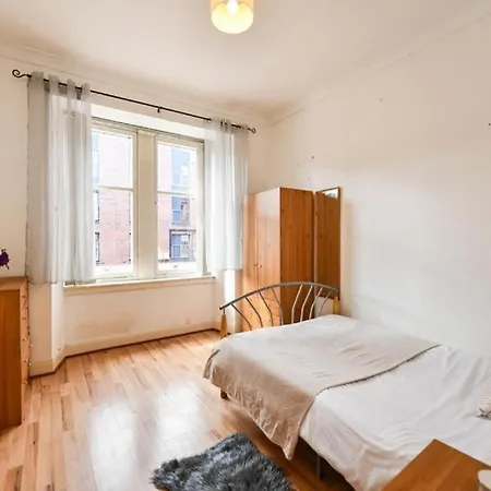 Basic Three Bedroom Flat West End * Glasgow