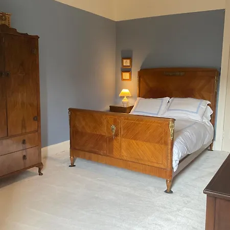 Mansion Flat With Turret Views, Sunsets, Close To Transport *
