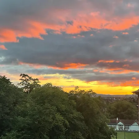 Mansion Flat With Turret Views, Sunsets, Close To Transport Apartment Glasgow