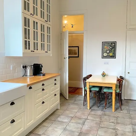 Mansion Flat With Turret Views, Sunsets, Close To Transport *