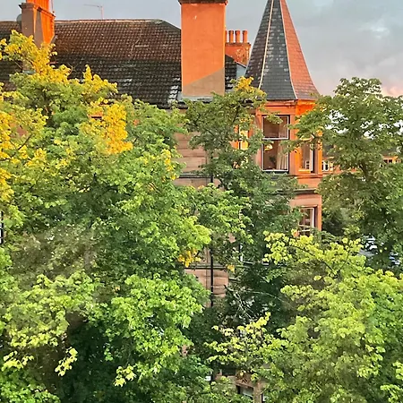 Апартаменты Mansion Flat With Turret Views, Sunsets, Close To Transport