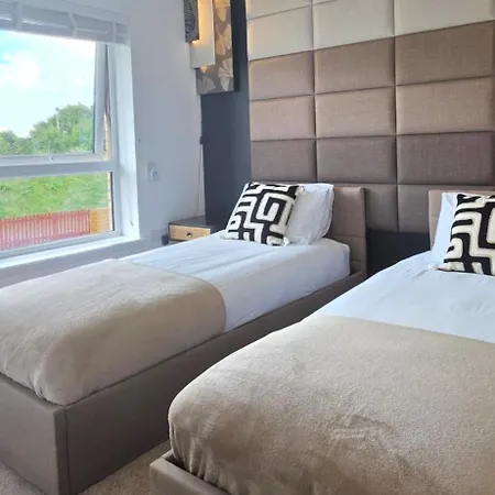 Entire Spacious 3-bed Family Home, Centre, Free Parking, Garden