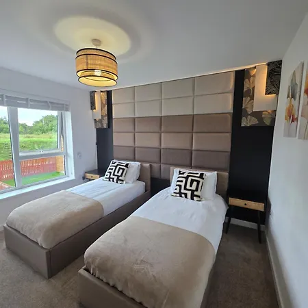 Entire Spacious 3-bed Family Home, Centre, Free Parking, Garden Апартаменты *