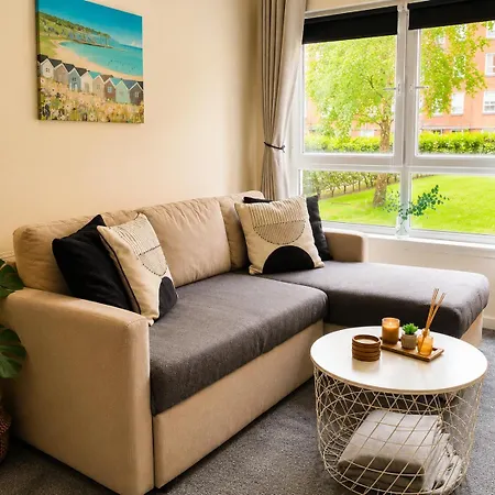 Modern Ground Floor 2 Bed Secure Parking & Perfect For City- Celticemirates Stadium Apartment