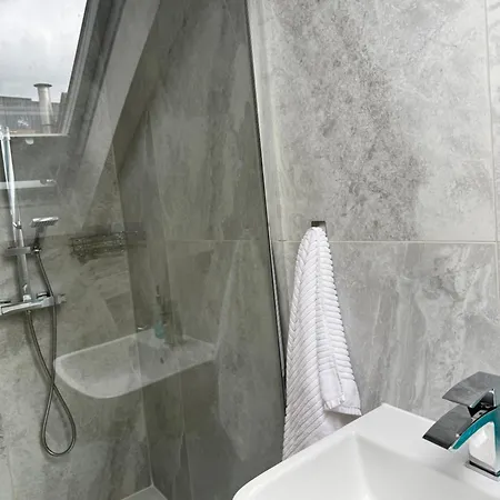4 Bedroom In Centre *