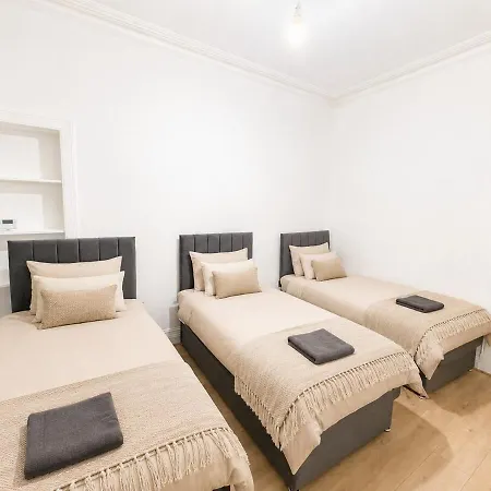 5 Bed, Free Parking, Near Centre * Glasgow