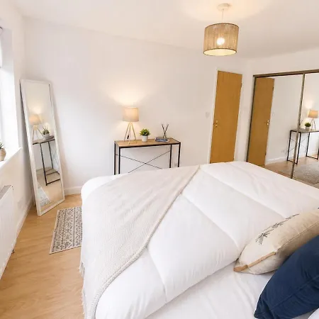 2br West End, Sleeps 4, Free Parking *
