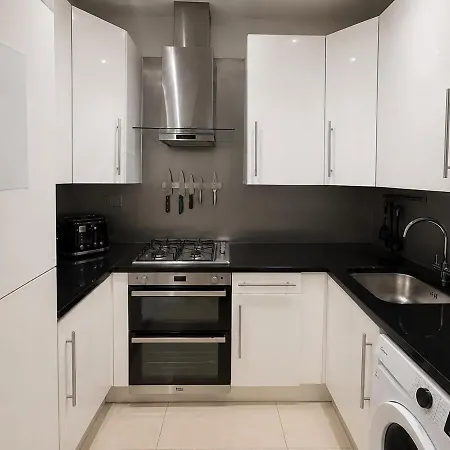 5 Bed, Free Parking, Near Centre Apartment *