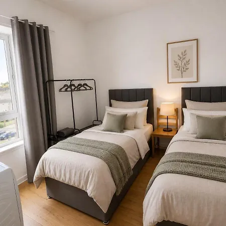 5 Bed, Free Park Multiple Van, 1mile From Centre *