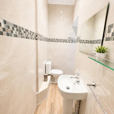 6 Beds, Stylish Centre גלאזגו