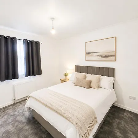 4 Bed House, Large Driveway, Discounted Long Apartament