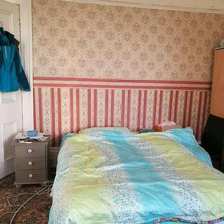 Apartment Basic Three Bedroom Flat West End *